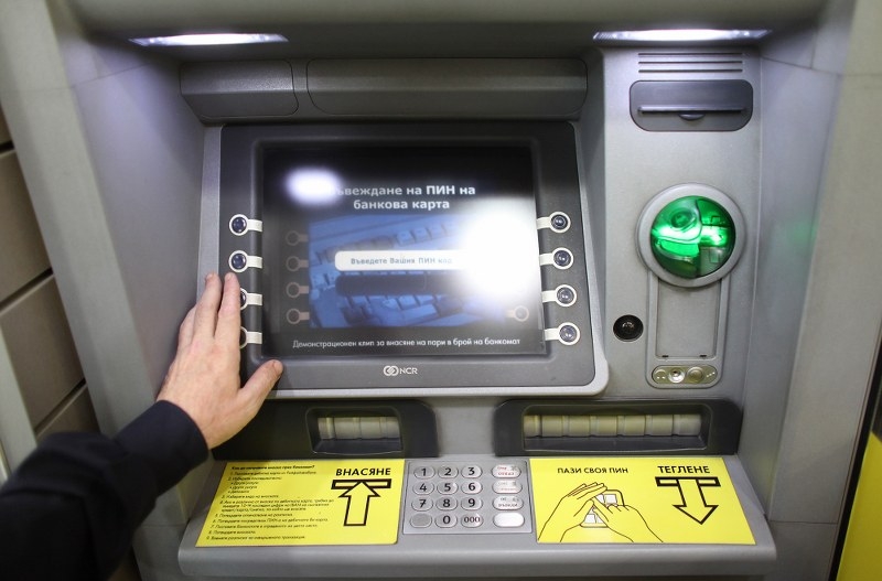 НА МОРЕТО | Повреден банкомат раздаде близо 100 000 лв. в Разград
